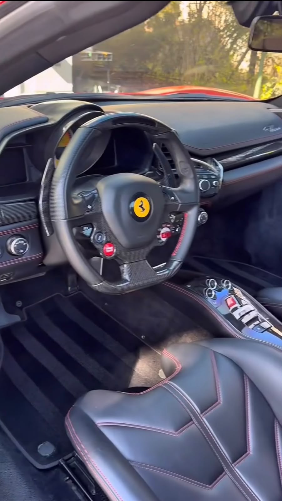 Detallado interior de un Ferrari